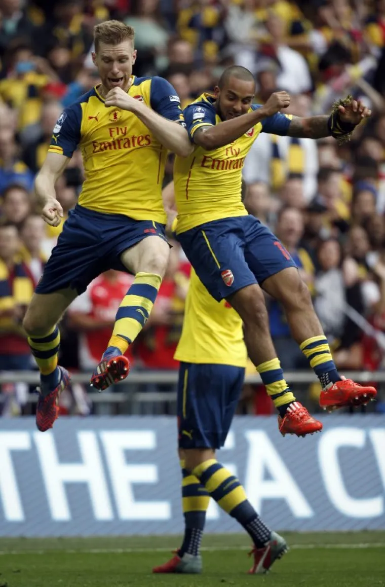 Nogometaši Arsenala Per Mertesacker i Theo Walcott ovako su proslavili jedan pogodak