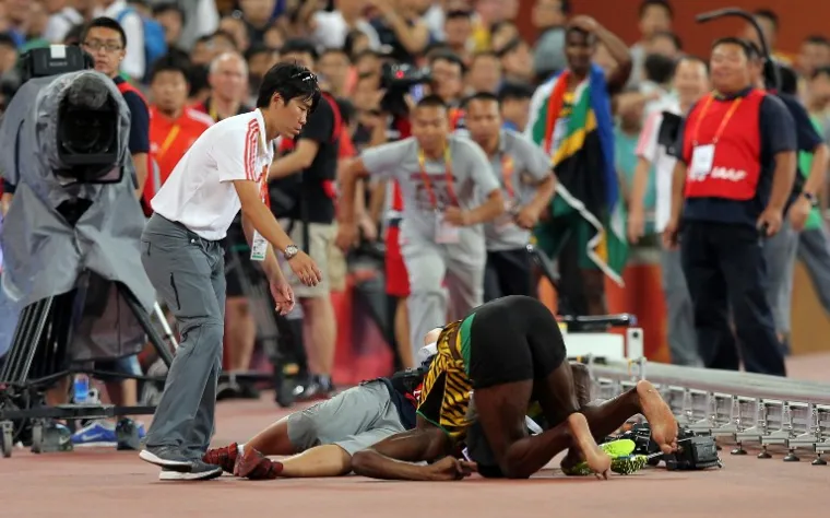 Najbrži čovjek na svijetu Usain Bolt pobijedio je na utrci, a tijekom slavlja srušio ga je kamerman. Na sreću, nije ga ozlijedio
