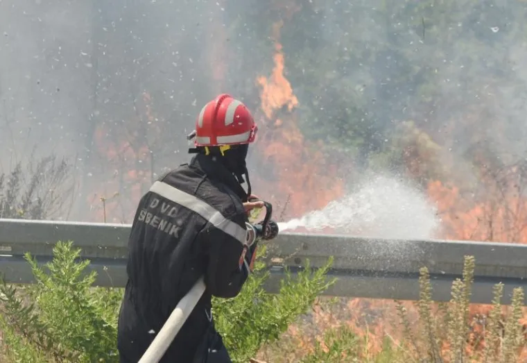 Zbog požara kod Perkovića zatvorena pruga, cesta i ulaz na A1