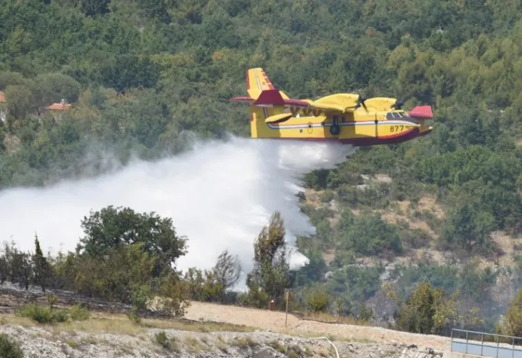 Zbog požara kod Perkovića zatvorena pruga, cesta i ulaz na A1