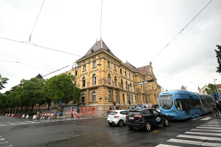 Klaićeva dan nakon urušavanja: Zatvorili jedan prometni trak, ljudi izbjegavaju proći kraj muzeja