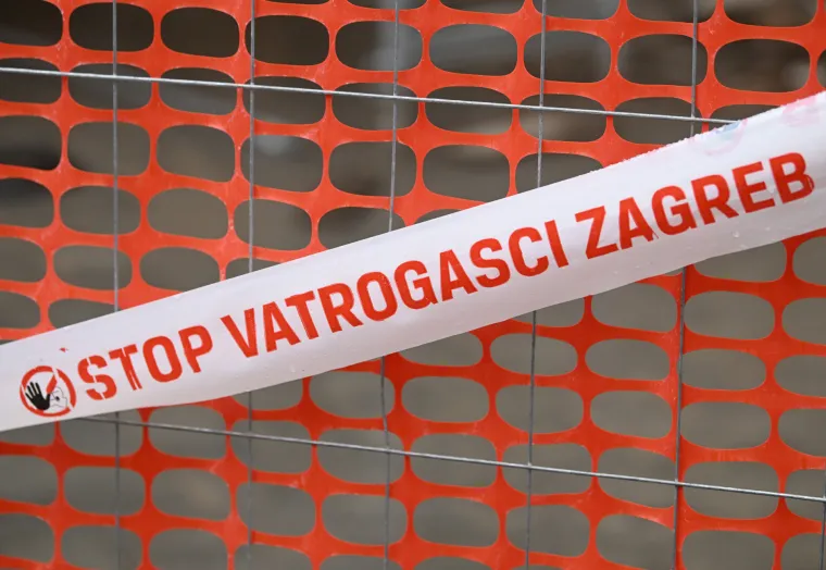 Klaićeva dan nakon urušavanja: Zatvorili jedan prometni trak, ljudi izbjegavaju proći kraj muzeja