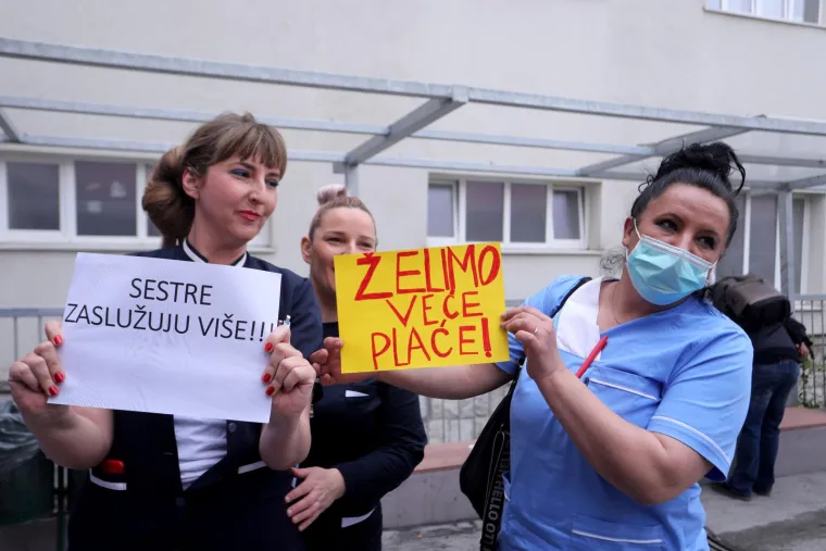 Ispred KBC Split održan prosvjed upozorenja pod sloganom &quot;I mi smo zdravstvo.&quot;