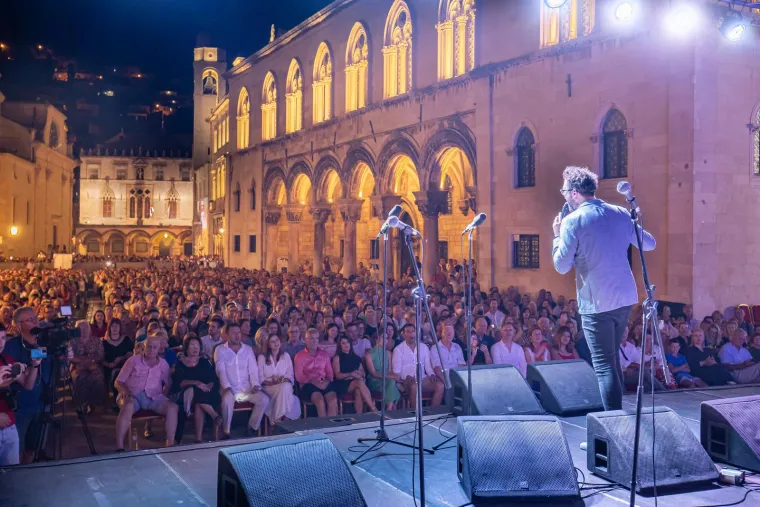 Evo gdje je bio Petar Grašo kad su Hana i beba izašle iz rodilišta: Ponosni tata ni tada nije imao predah od posla