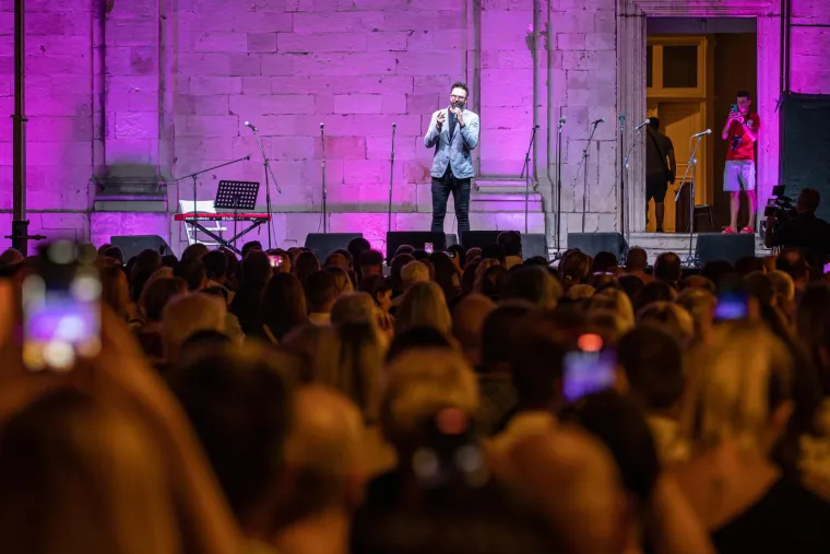 Evo gdje je bio Petar Grašo kad su Hana i beba izašle iz rodilišta: Ponosni tata ni tada nije imao predah od posla