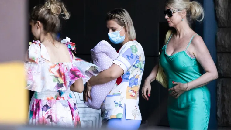 Hana je rodila carskim rezom u nedjelju poslijepodne. Novopečena majka je u šarenoj cvjetnoj haljini izašla iz splitskog rodilišta s malenom Albom i majkom Vjekoslavom Huljić, koja je imala pripijenu zelenu haljinu koja je isticala njene obline. Medicinska sestra je nosila bebu u ruci do auta koji ih je čekao u garaži.