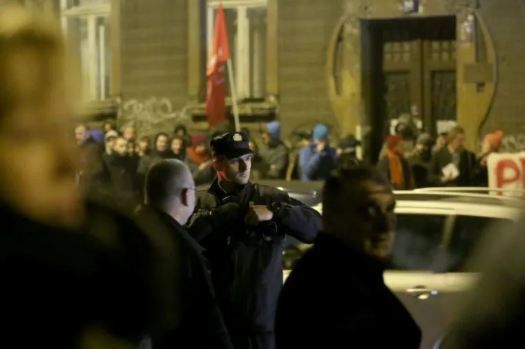 Inicijativa Protiv fašizma organizirala je prosvjed ispred bazilike Srca Isusova u Palmotićevoj ulici gdje se od 19 sati služila misa zadušnica za ustaškog poglavnika Antu Pavelića, koja se ondje već godinama održava. Prije prosvjeda, članove Inicijative napalo je, kako su rekli, 15 fašista pa je došlo do obračuna u kojem su se napadači na kraju povukli.