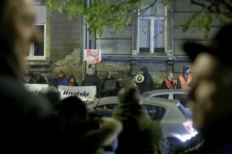 Inicijativa Protiv fašizma organizirala je prosvjed ispred bazilike Srca Isusova u Palmotićevoj ulici gdje se od 19 sati služila misa zadušnica za ustaškog poglavnika Antu Pavelića, koja se ondje već godinama održava. Prije prosvjeda, članove Inicijative napalo je, kako su rekli, 15 fašista pa je došlo do obračuna u kojem su se napadači na kraju povukli.