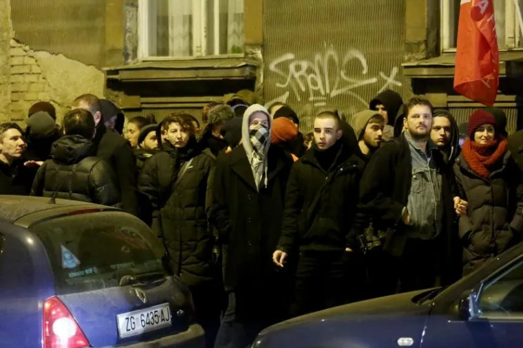 Inicijativa Protiv fašizma organizirala je prosvjed ispred bazilike Srca Isusova u Palmotićevoj ulici gdje se od 19 sati služila misa zadušnica za ustaškog poglavnika Antu Pavelića, koja se ondje već godinama održava. Prije prosvjeda, članove Inicijative napalo je, kako su rekli, 15 fašista pa je došlo do obračuna u kojem su se napadači na kraju povukli.
