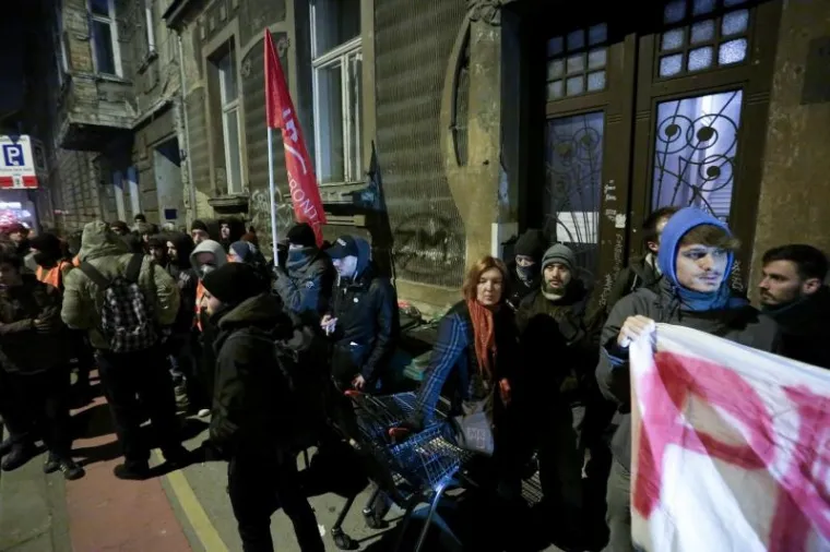 Inicijativa Protiv fašizma organizirala je prosvjed ispred bazilike Srca Isusova u Palmotićevoj ulici gdje se od 19 sati služila misa zadušnica za ustaškog poglavnika Antu Pavelića, koja se ondje već godinama održava. Prije prosvjeda, članove Inicijative napalo je, kako su rekli, 15 fašista pa je došlo do obračuna u kojem su se napadači na kraju povukli.