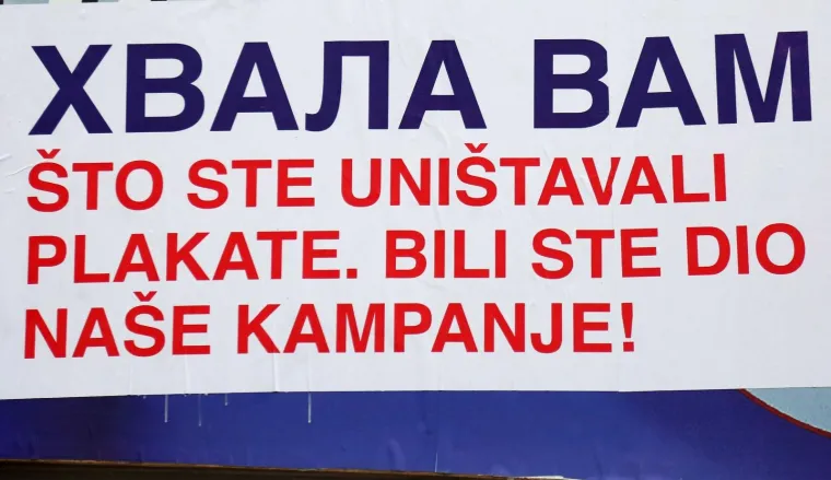 PUPOVAC ZAHVALIO NA UNIŠTENIM PLAKATIMA, VANDALI NISU DUGO ČEKALI: Opet osvanuli ustaški simboli i gnjusne prijetnje
