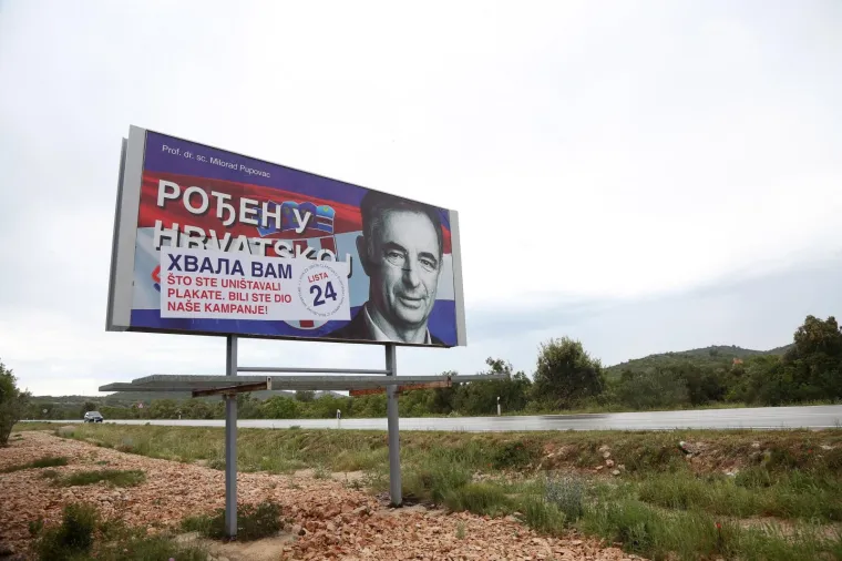 PUPOVAC ZAHVALIO NA UNIŠTENIM PLAKATIMA, VANDALI NISU DUGO ČEKALI: Opet osvanuli ustaški simboli i gnjusne prijetnje