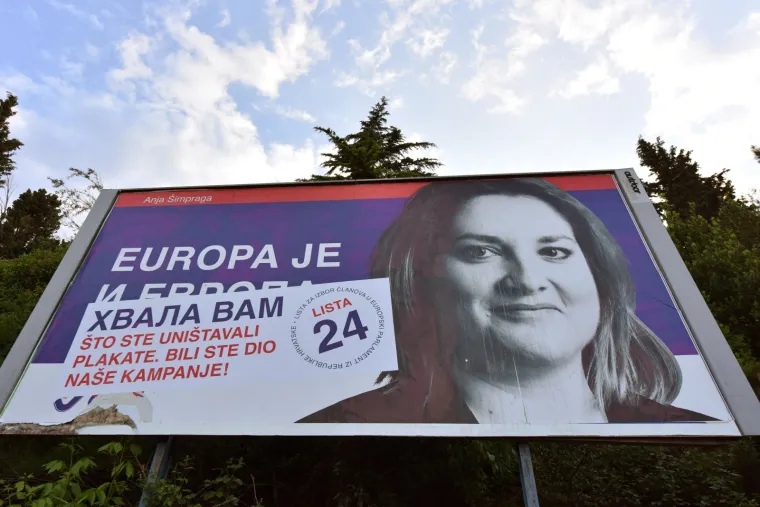 PUPOVAC ZAHVALIO NA UNIŠTENIM PLAKATIMA, VANDALI NISU DUGO ČEKALI: Opet osvanuli ustaški simboli i gnjusne prijetnje