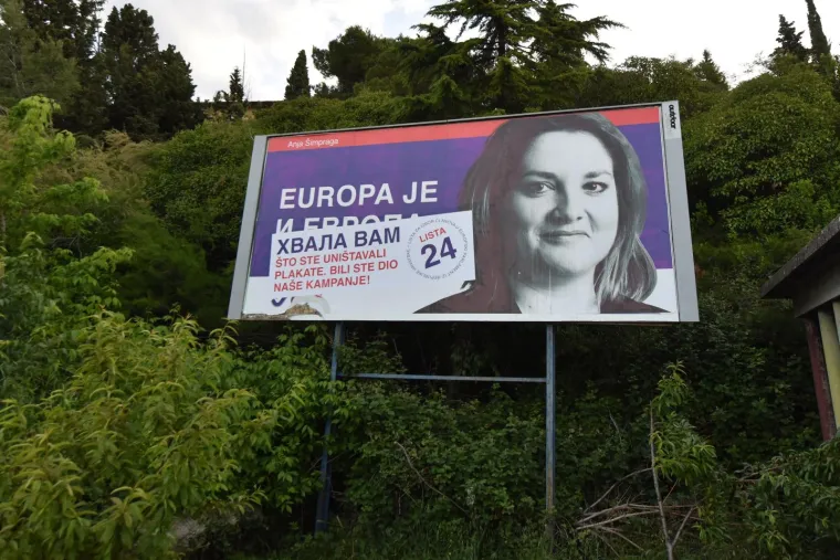 PUPOVAC ZAHVALIO NA UNIŠTENIM PLAKATIMA, VANDALI NISU DUGO ČEKALI: Opet osvanuli ustaški simboli i gnjusne prijetnje