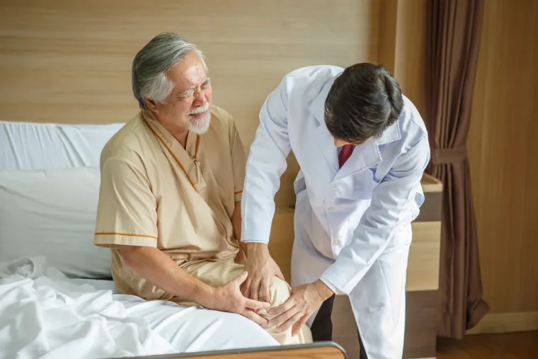 5. Fibrosarkomi i maligni fibrozni histiocitomi: Fibrosarkomi su vrlo slični osteosarkomima po osobitostima, mjestu pojavljivanja i simptomima. Fibrosarkomi se mogu javiti kao posljedica zračenja. Liječenje je uglavnom jednako kao i kod osteosarkoma. Liječnici nisu otkrili zbog čega se točno fibrosarkomi pojavljuju, međutim otkriveno je da se kod muškaraca, fibrosarkom znatno češće pojavljuju. Tumor se uglavnom pojavljuje u području koljena, kuka i gornjem dijelu ruke. Fibrosarkomi najčešće metastaziraju na pluća. Bolovi se uglavnom pojačavaju noću. Fibrosarkom se liječi kemoterapijom, zračenjem i operacijom. Kako bi liječenje bilo što uspješnije, potrebno je odlaziti na redovite kontrole minimalno pet godina od početka liječenja. Gotovo 65% pacijenata preživljava pet godina nakon postavljanja dijagnoze. Desetogodišnje preživljavanje se bilježi u oko svega 30% slučajeva što ipak pruža određenu nadu. Međutim, kod fibrosarkoma mekih tkiva petogodišnje preživljavanje iznosi oko 40%.