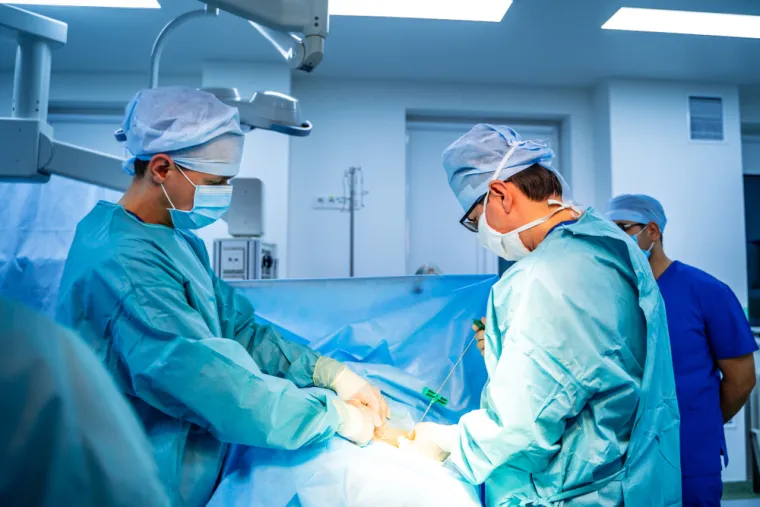 Operacija: Cilj operacije je potpuno ukloniti tumorsku masu od kosti. Operativnim zahvatom uklanja se tumorsko tkivo ali i mali dio tkiva koje ga okružuje. Kada tumor nije moguće otkloniti tako da se spasi ud, potrebno je izvršiti amputaciju. Operativno liječenje tumora najuspješnija je metoda u liječenju tumora. Ako je tumor u potpunosti uklonjen postoje velike šanse za potpuno izlječenje. Opće pripreme pacijenta za operativni zahvat kada je u pitanju uklanjanje tumora znatno su veće nego pred amputaciju.