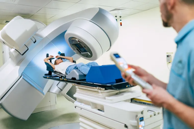 Radioterapija: Radioterapija je grana medicine koja se bavi liječenjem karcinoma tako što šalje visokoenergetske zrake izravno u tumor ili željeno područje. Radioterapija se koristi za liječenje oboljelih od zloćudnih bolesti. Zračenje može umanjiti ili kompletno uništiti tumorski čvor. Mnoge vrste raka mogu se posve izliječiti uz pomoć radioterapije. Radioterapija se može koristiti i kod osoba koje imaju maligne bolesti koje nije moguće liječiti operativnim liječenjem. Kod osoba s naprednim rakom kostiju radioterapija može pomoći u kontroliranju simptoma, poput smanjivanja boli. Radioterapija se može primjenjivati i u uznapredovalom stadiju bolesti kako bi se smanjila izraženost neugodnih simptoma. Radioterapiju se kao metodu liječenja može upotrebljavati prije ili nakon operacije, odnosno kemoterapije.