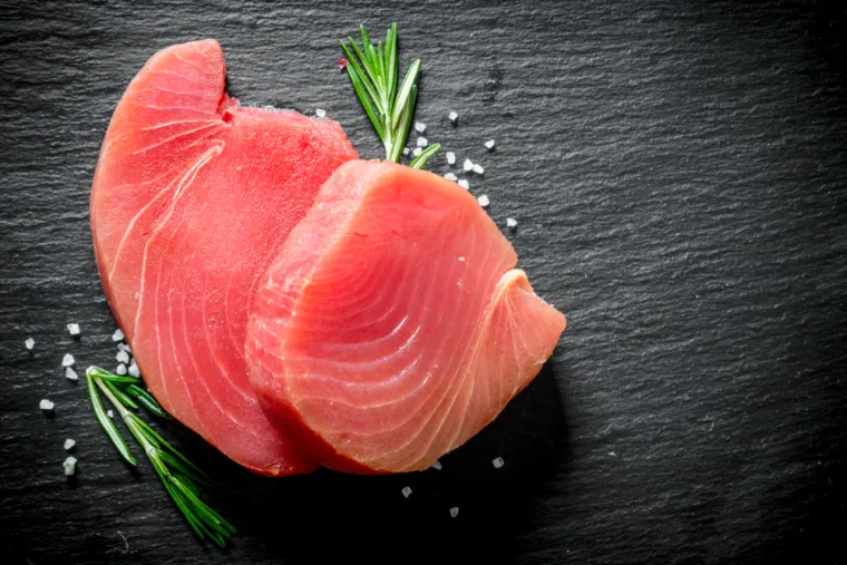 6. Tuna: Ako je nakon ulova stavljena na temperaturu višu od 16 stupnjeva, tuna otpušta skombrotoksin koji izaziva glavobolje, crvenilo i grčeve. Što je još gore, ovaj toksin se ne može uništiti kuhanjem. Zato je jedini i najbolji način prevencije dobro istražiti podrijetlo, odnosno ako ste sigurni od koga je kupujete.