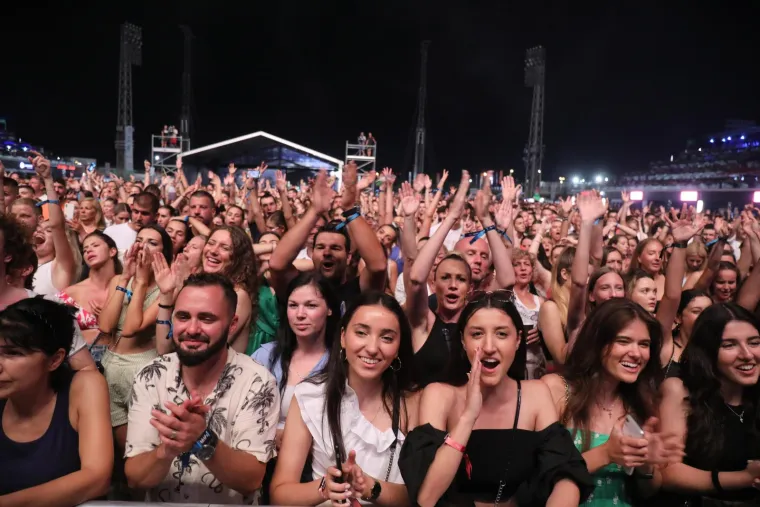 Atmosfera nije popuštala, ali zato jesu gumbi na košuljama: Prvaci hrvatske estrade raspametili Split
