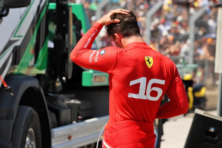 Nova teška nesreća na utrci Formule 1. Leclerc se skucao u ogradu i prepustio pobjedu Verstappenu