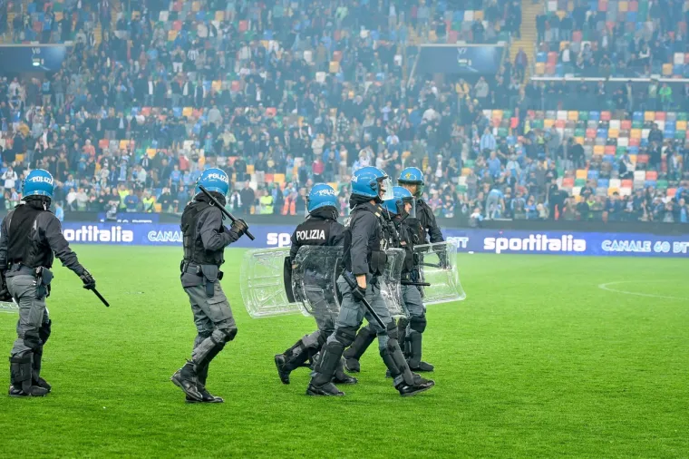 Makljaža ultrasa Udinesea i Napolija štapovima za zastave i remenjima: 'Nećete slaviti Scudetto na našem terenu'