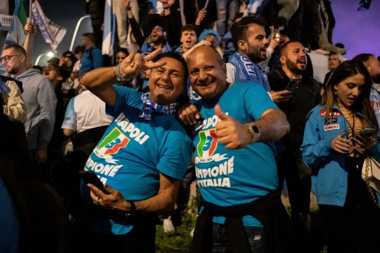 Makljaža ultrasa Udinesea i Napolija štapovima za zastave i remenjima: 'Nećete slaviti Scudetto na našem terenu'
