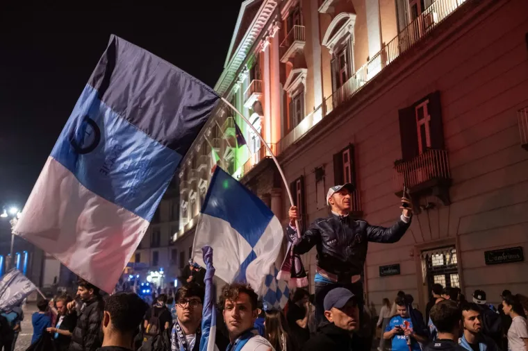 Makljaža ultrasa Udinesea i Napolija štapovima za zastave i remenjima: 'Nećete slaviti Scudetto na našem terenu'