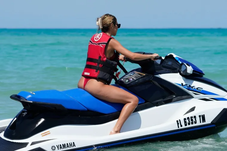Slavna DJ-ica paradirala u bikiniju i 'jahala' po jet-skiju, a zbog lascivnih poza dokazala se kao 'kraljica provokacije'