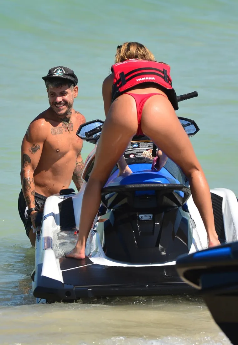 Slavna DJ-ica paradirala u bikiniju i 'jahala' po jet-skiju, a zbog lascivnih poza dokazala se kao 'kraljica provokacije'