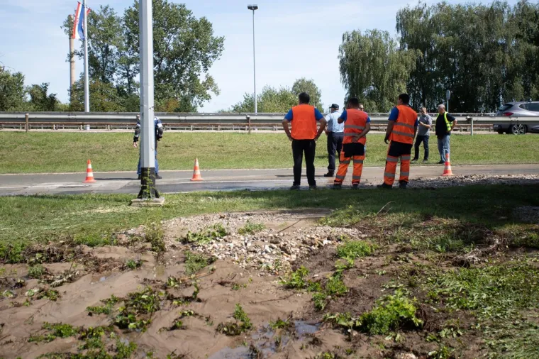 Opet puknula cijev u Novom Zagrebu; Holding popravlja kvar, upućene i cisterne s vodom