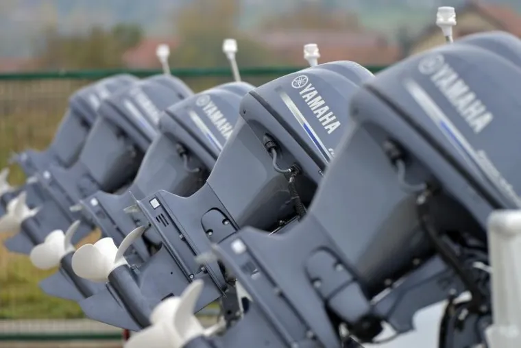 Deset čamaca s motorima i prikolicama za spašavanje ljudi i imovine, ukupne vrijednosti 1.107.500 kuna (s PDV-om), naručilo je ministarstvo gospodarstva od tvrtke Marine Consulting, kako bi popunilo robne zalihe za neke buduće poplave u Hrvatskoj.  Jedan čamac s prikolicom porezne obveznike košta 110.750 kuna.  Plovila će biti raspoređena po jedinicama lokalne i regionalne samouprave na područjima gdje postoji opasnost od poplava.  Svrha im je spašavanje ljudi i imovine, stoga su plovila širokog trupa (1960 mm), duzine 6 metara, niskog gaza sa snažnim motorom (22,1 KW). Predviđena su za smještaj osam osoba. Nosivost  im je 1000 kilograma. Težina čamca spremnog za plovidbu je 380 kilograma, a prikolica je nosivosti 500 kilograma.