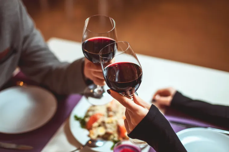 Ako pijete alkohol samo uz obrok možete dobiti deset dodatnih godina života. Znači, ne trebate prestati piti ako želite duže živjeti. Jedna od tajni mediteranske prehrane bogate voćem, povrćem, ribom, mahunarkama i maslinovim uljem, koja dokazano produljuje životni vijek, jest da se crno vino pije smo uz obrok.
