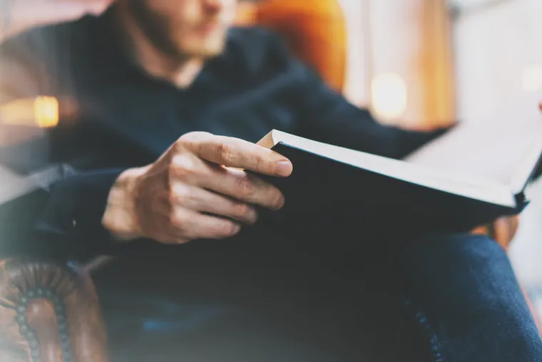 Studija koju je objavio časopis Social Science &amp; Medicine otkrila je da su &quot;knjiški moljci&quot; stariji od 50 godina živjeli dvije godine dulje od onih koji ne čitaju. Na taj produljeni životni vijek nisu utjecali &quot;spol, bogatstvo, obrazovanje ili zdravlje&quot;, otkrili su istraživači sa Sveučilišta Yale.