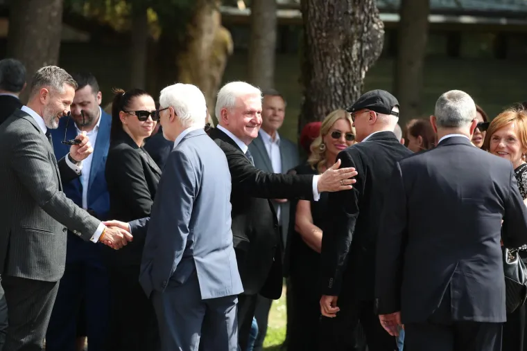 Posljednji ispraćaj Nikice Valentića na Mirogoju: Pogledajte tko je sve došao, od ministara do poduzetnika