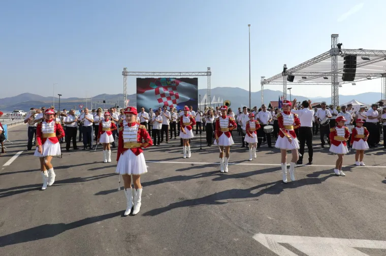Limena glazba i mažoretkinje na Brijestu zabavljaju okupljene uoči otvorenja  Pelješkog mosta