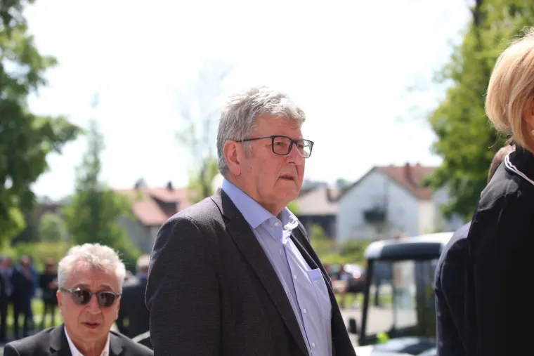 Posljednji ispraćaj Nikice Valentića na Mirogoju: Pogledajte tko je sve došao, od ministara do poduzetnika