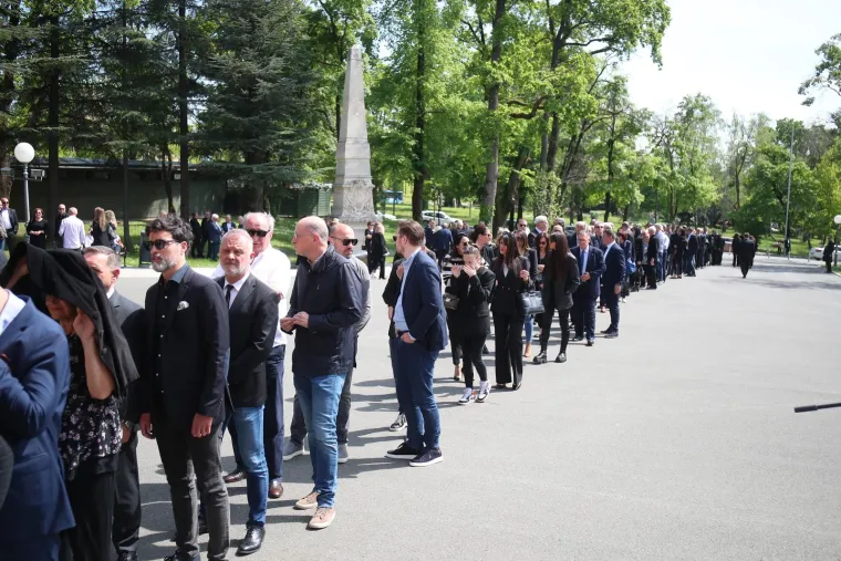 Posljednji ispraćaj Nikice Valentića na Mirogoju: Pogledajte tko je sve došao, od ministara do poduzetnika