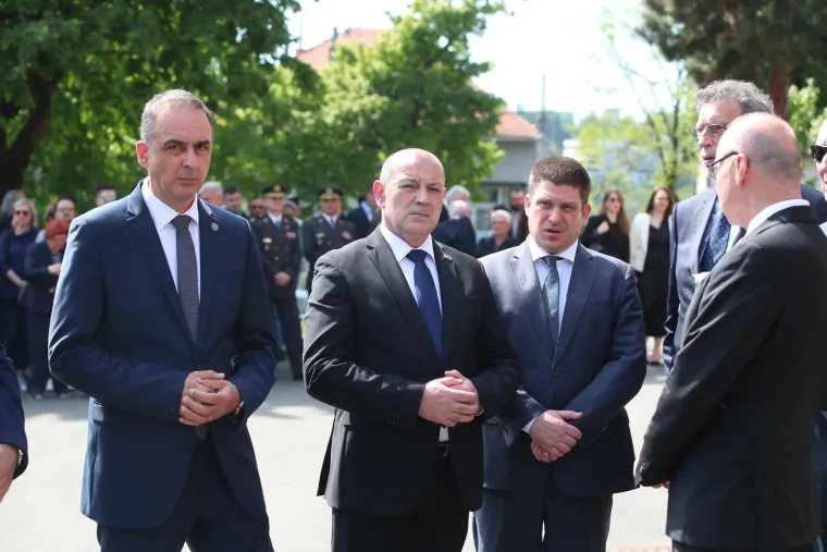 Posljednji ispraćaj Nikice Valentića na Mirogoju: Pogledajte tko je sve došao, od ministara do poduzetnika