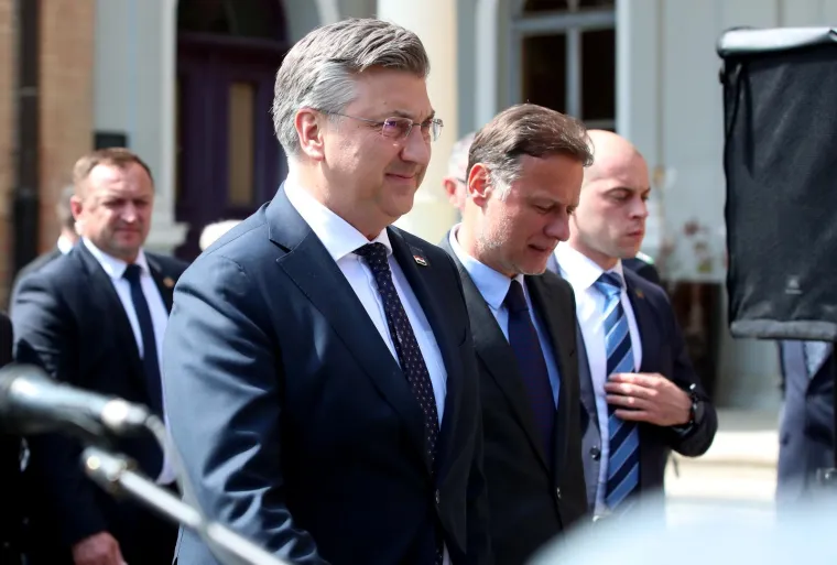 Posljednji ispraćaj Nikice Valentića na Mirogoju: Pogledajte tko je sve došao, od ministara do poduzetnika
