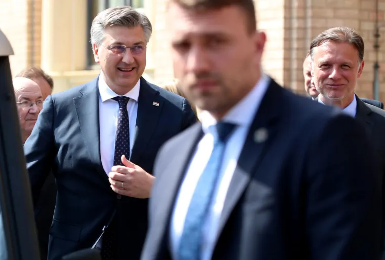 Posljednji ispraćaj Nikice Valentića na Mirogoju: Pogledajte tko je sve došao, od ministara do poduzetnika
