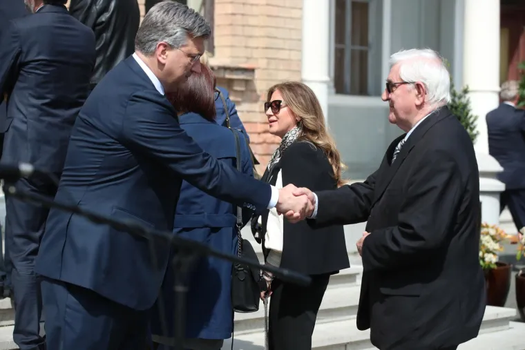 Posljednji ispraćaj Nikice Valentića na Mirogoju: Pogledajte tko je sve došao, od ministara do poduzetnika