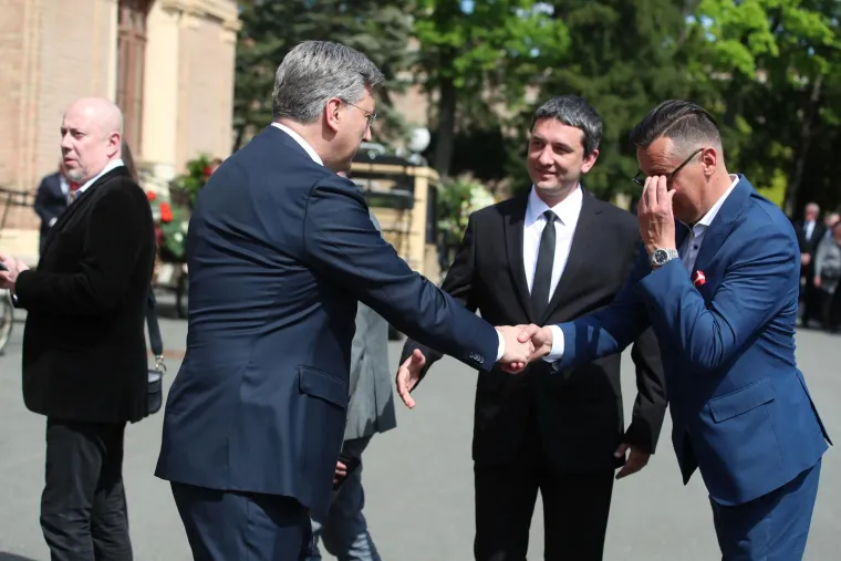 Posljednji ispraćaj Nikice Valentića na Mirogoju: Pogledajte tko je sve došao, od ministara do poduzetnika