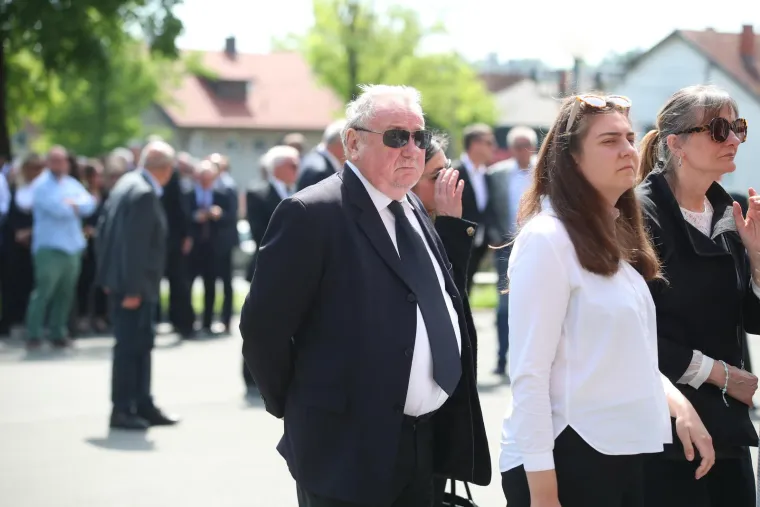 Posljednji ispraćaj Nikice Valentića na Mirogoju: Pogledajte tko je sve došao, od ministara do poduzetnika