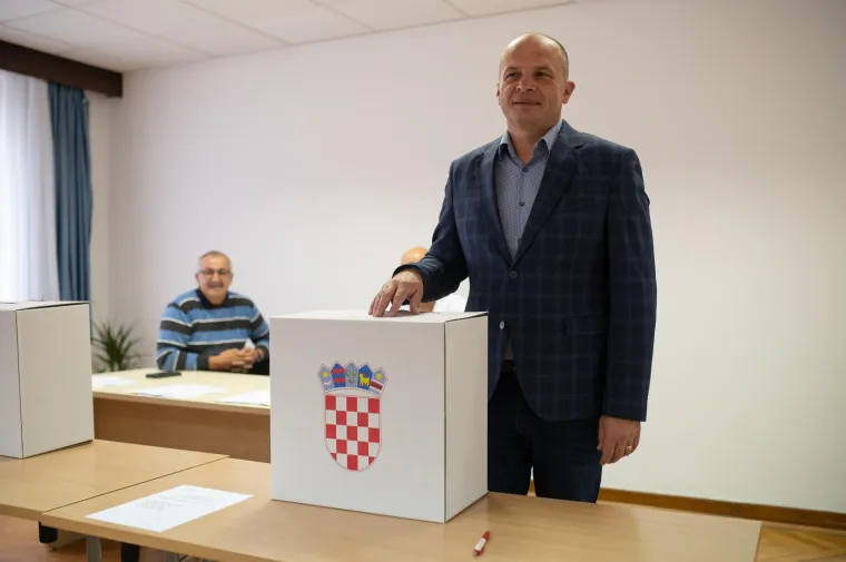 Počeli izbori za novo vodstvo SDP-a: Na biralište stigao glavni favorit