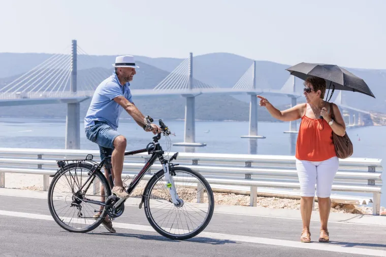 Prvi biciklist na Pelješkom mostu, Ukrajinka prošetala psa Medu, a održana je i utrka neretvanskih lađa