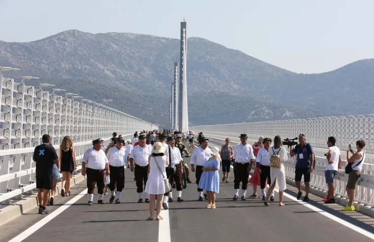 Prvi biciklist na Pelješkom mostu, Ukrajinka prošetala psa Medu, a održana je i utrka neretvanskih lađa