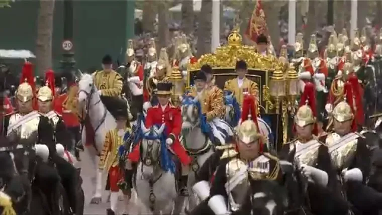 Pogledajte procesiju od Buckinghamske palače do opatije. Okupljena gomila u ekstazi pozdravlja kraljevski par!