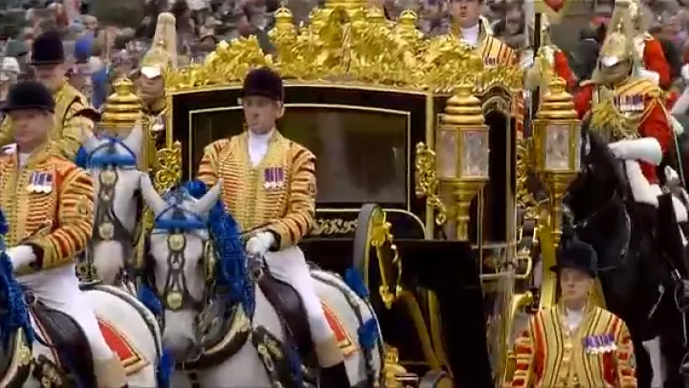 Pogledajte procesiju od Buckinghamske palače do opatije. Okupljena gomila u ekstazi pozdravlja kraljevski par!