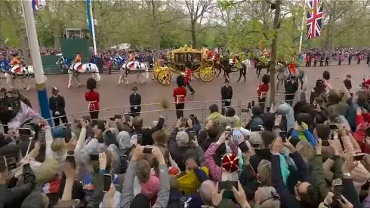 Pogledajte procesiju od Buckinghamske palače do opatije. Okupljena gomila u ekstazi pozdravlja kraljevski par!