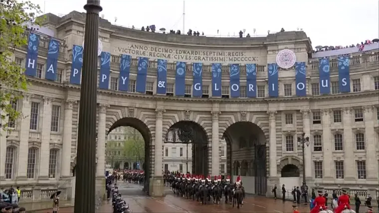 Pogledajte procesiju od Buckinghamske palače do opatije. Okupljena gomila u ekstazi pozdravlja kraljevski par!